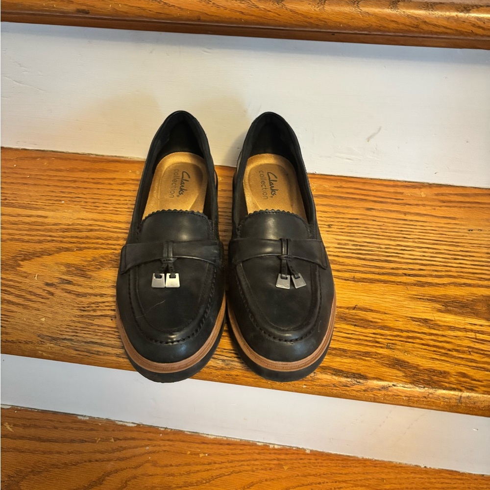 Black Leather Tassel Loafers with Contrast Welt - Women - Picture 2 of 5